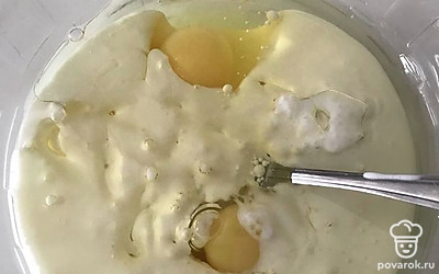 Кефир, яйца и масло перемешать.