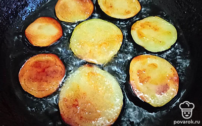 Обжарьте с двух сторон примерно по 2 минуты (до золотистого цвета).