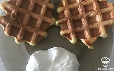 Подаём со сметаной или вареньем.