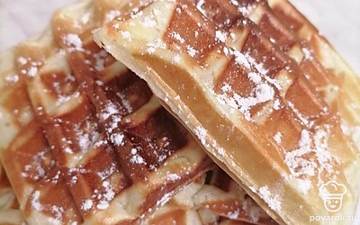 Посыпьте вафли сахарной пудрой и подавайте к чаю. Приятного аппетита!
