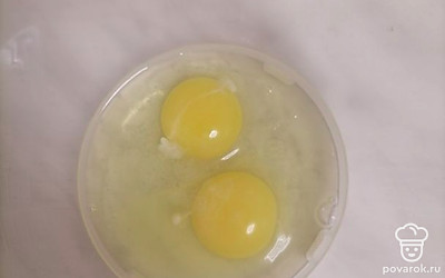 В глубокой миске взбейте яйцо.
