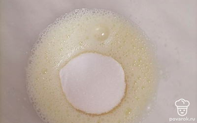 Добавьте сахар и ванилин и продолжите взбивать.
