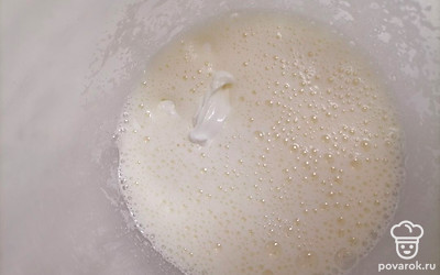 Влейте молоко и сметану и хорошо перемешайте.
