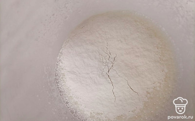 Постепенно добавьте муку и разрыхлитель и замесите тесто.
