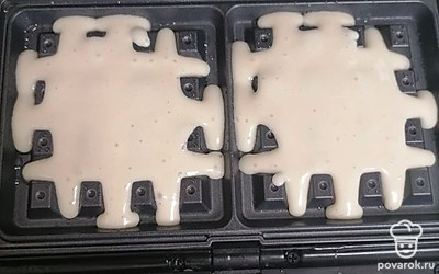 При помощи ложки положите тесто в предварительно разогретую и смазанную маслом вафельницу и выпекайте в течение 5 минут.
