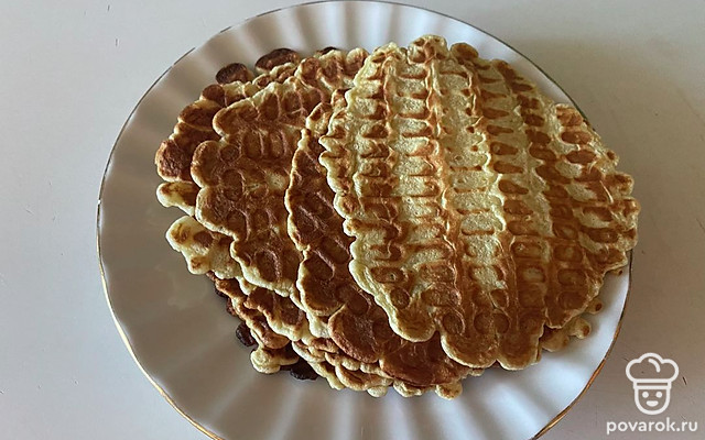 Хрустящие домашние вафли на сгущенном молоке — Рецепт с фото