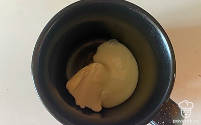 В посуду поместите сгущеное молоко и сливочное масло. 