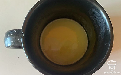 Растопите ингредиенты в микроволновой печи в течении одной минуты. 