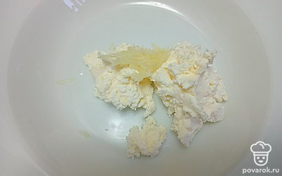 Смешайте творожный сыр и измельченный чеснок.