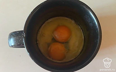 К смеси добавьте яйца. 