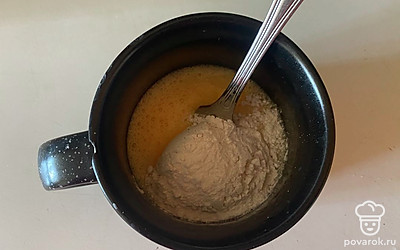 Затем к жидкой смеси добавьте муку. 