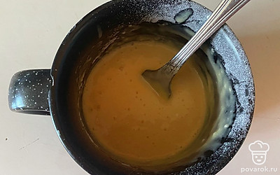 Перемешайте тесто до исчезновения комочков муки. 