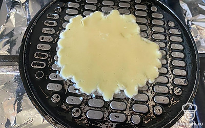 Поместите на неё одну столовую ложку теста. 