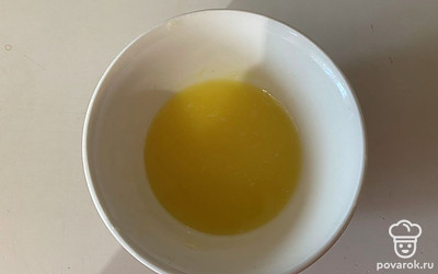 В микроволновой печи в течении одной минуты растопите до жидкого состояния 10 грамм кокосового масла и 20 грамм сливочного масла. 