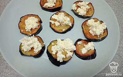 На половину обжаренных баклажанов выложите получившуюся смесь.