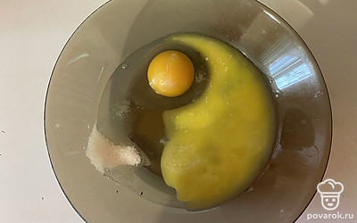 В посуде соедините яйцо, сахар и растопленный масла.