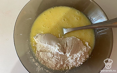 Затем добавьте туда муку и разрыхлитель теста. 