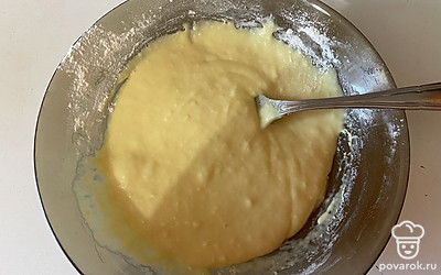 Перемешайте тесто до исчезновения комочков муки, тесто должно получиться немного тугое.