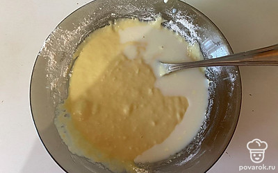 Затем добавьте к тесту молоко. 