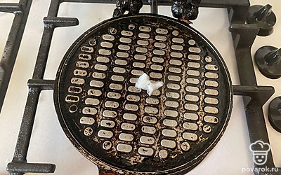 Оставшиеся 5 грамм кокосового масло распределите по форсу для выпекания вафель. 