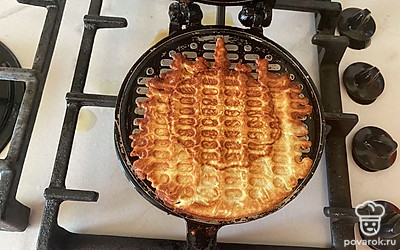 И обжаривайте вафлю до появления золотистой корочки в с двух сторон. 