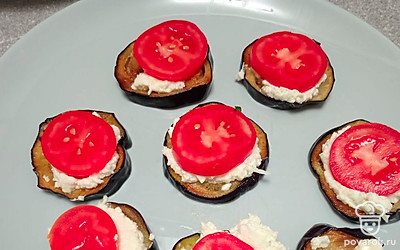 Выложите сверху нарезанный кольцами помидор.