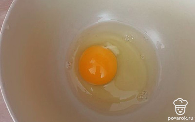 Разбить яйцо в миску.
