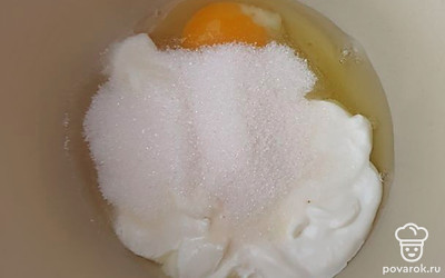 Добавить сметану и сахар.