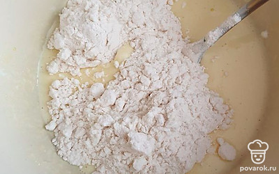 Добавить муку и соду.