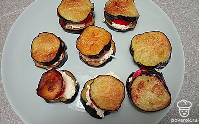 Сверху выложите вторую половину баклажанов.