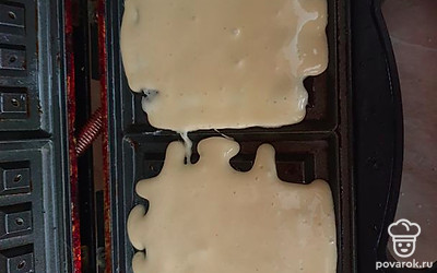 Разогреть мультипекарь, смазать пластины маслом. Налить тесто и выпекать с закрытой крышкой 6-7 минут. 