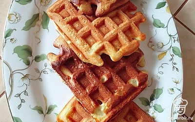 Можно подать с ягодами или вареньем. 