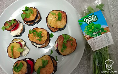 Посыпьте нарезанной кинзой.