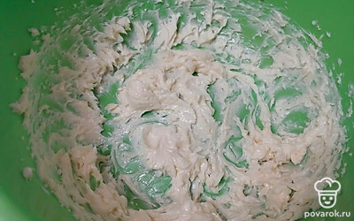 Заранее достаньте масло и молоко из холодильника, чтобы они стали комнатной температуры. Добавьте в масло сахар и взбейте пару минут миксером. Сахар должен раствориться. 