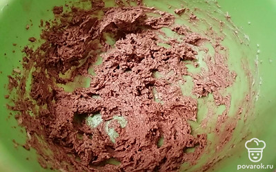 Вбейте яйцо и какао, перемешайте и взбейте миксером.