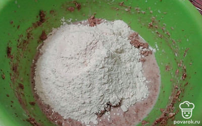 Влейте молоко, перемешайте, добавьте муку и щепотку соды.