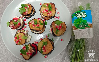 Подавайте, посыпав зернами граната.