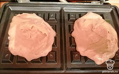 Хорошо прогрейте мультипекарь, на каждую панель положите примерно по две ложки теста и закройте.