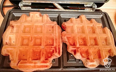 Когда загорится зелёная лампочка можно доставать вафли.