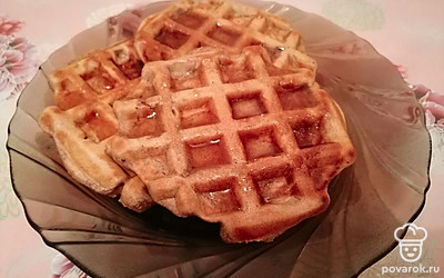 Полейте вафли любимым сиропом, т.к. по рецепту они получаются не очень сладкими. Этого количества теста хватает для приготовления 5 вафель. Приятного аппетита! 