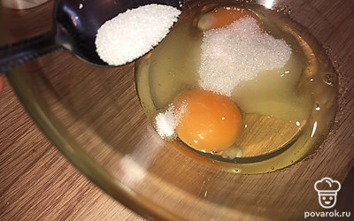 В миску разбиваем 2 яйца, добавляем соль, сахар и все перемешиваем.