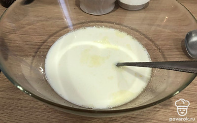 Добавляем молоко и снова перемешиваем.