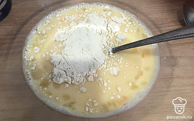 Далее аккуратно всыпаем просеянную муку и замешиваем тесто.