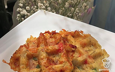 Несладкие вафли с курочкой, сыром и помидорами — Рецепт с фото