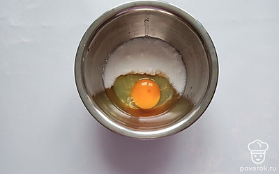 Смешать мягкий творог и яйцо.