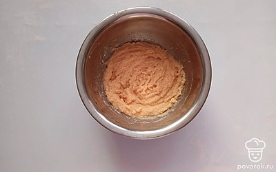 Вымешать тесто, переложить в форму, выпекать 20 минут при 180 градусах.