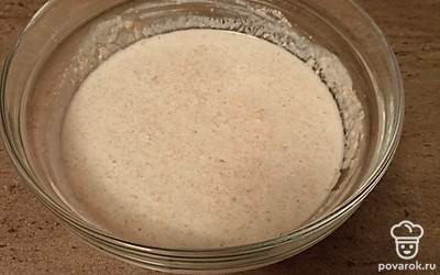 80 граммов молотой овсянки залить 200 граммами кефира. Оставить на 1-2 часа для разбухания. Можно оставить на ночь.