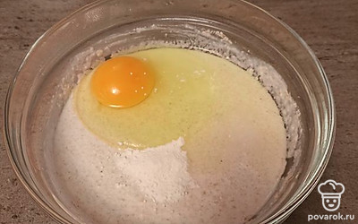 Добавить яйцо, соль, разрыхлитель.