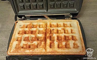 Выпекать в вафельнице. Можно на сковородке в виде блинов. Получится 4 вафли или блина.