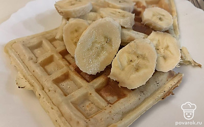 Украшаем вафли бананом.